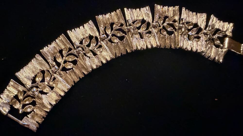 Vintage LISNER Gold Tone Textured Leaf Link Bracelet Mid-Century Costume Jewelry